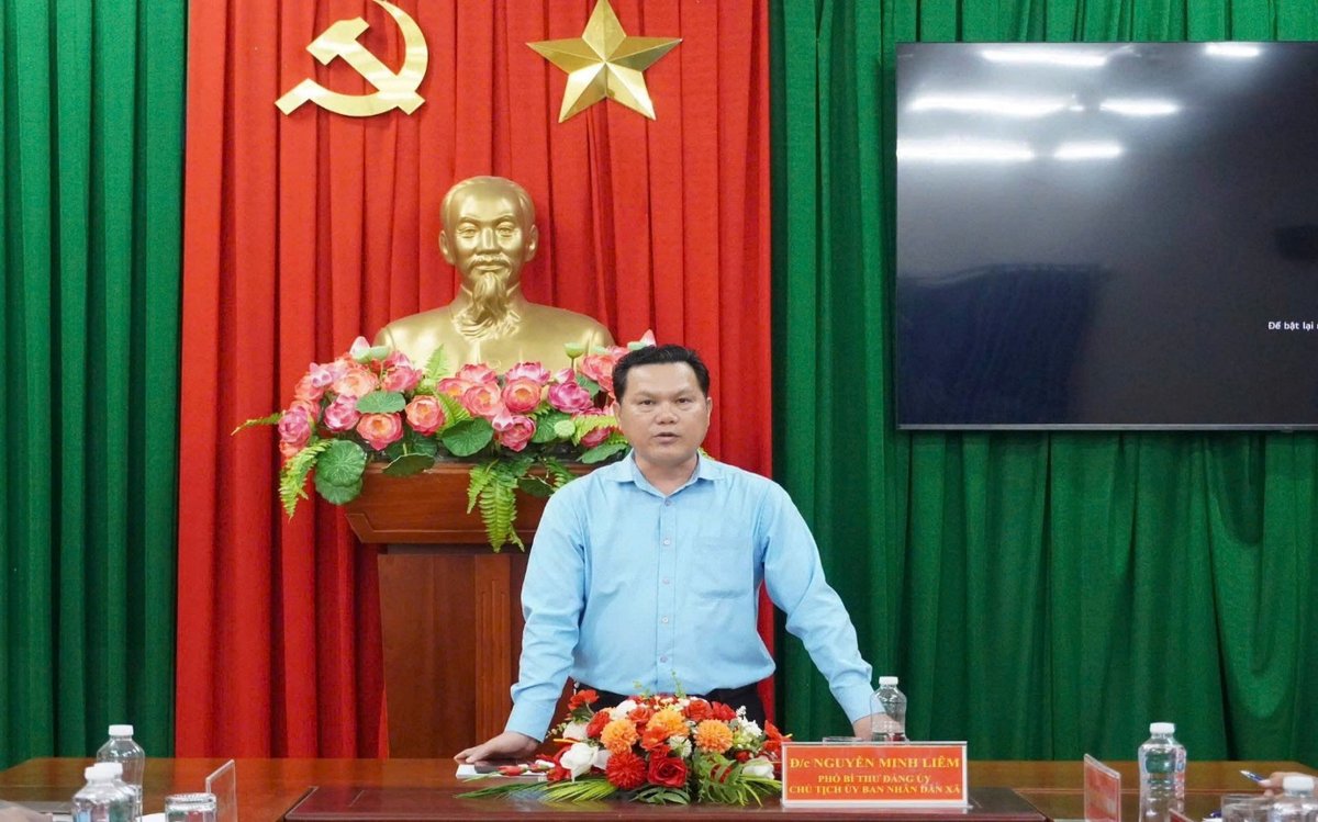 Đồng chí Nguyễn Minh Liêm, Phó Bí thư Đảng ủy, Chủ tịch Ủy ban nhân dân xã, Chủ tịch Hội đồng xét tuyển phát biểu chỉ đạo tại cuộc họp.