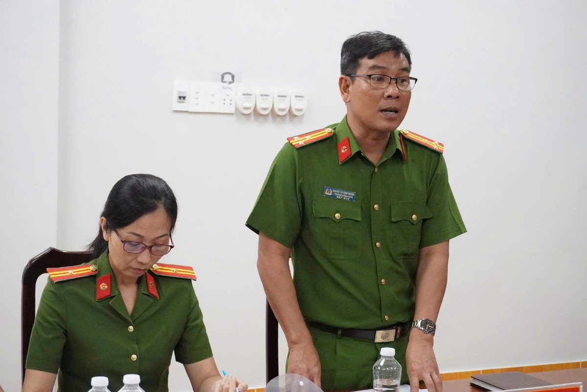 Đồng chí Thượng tá Nguyễn Chí Hùng Phương, Bí thư Đảng ủy, Trưởng Công an xã tiếp thu ý kiến chỉ đạo tại cuộc họp.