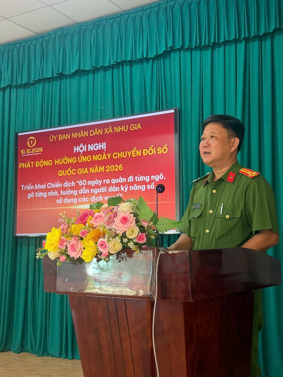 Đồng chí Thượng tá Mã Minh Chiến, Trưởng Công an xã tiếp thu ý kiến.