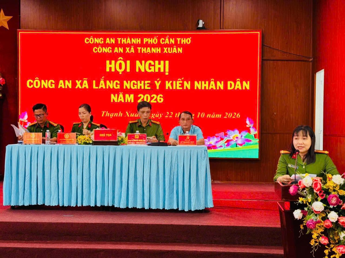 Đồng chí Trung tá Đinh Thị Thỏa, Phó Trưởng Công an xã báo cáo tự phê của Tập thể Công an xã trước Hội nghị.