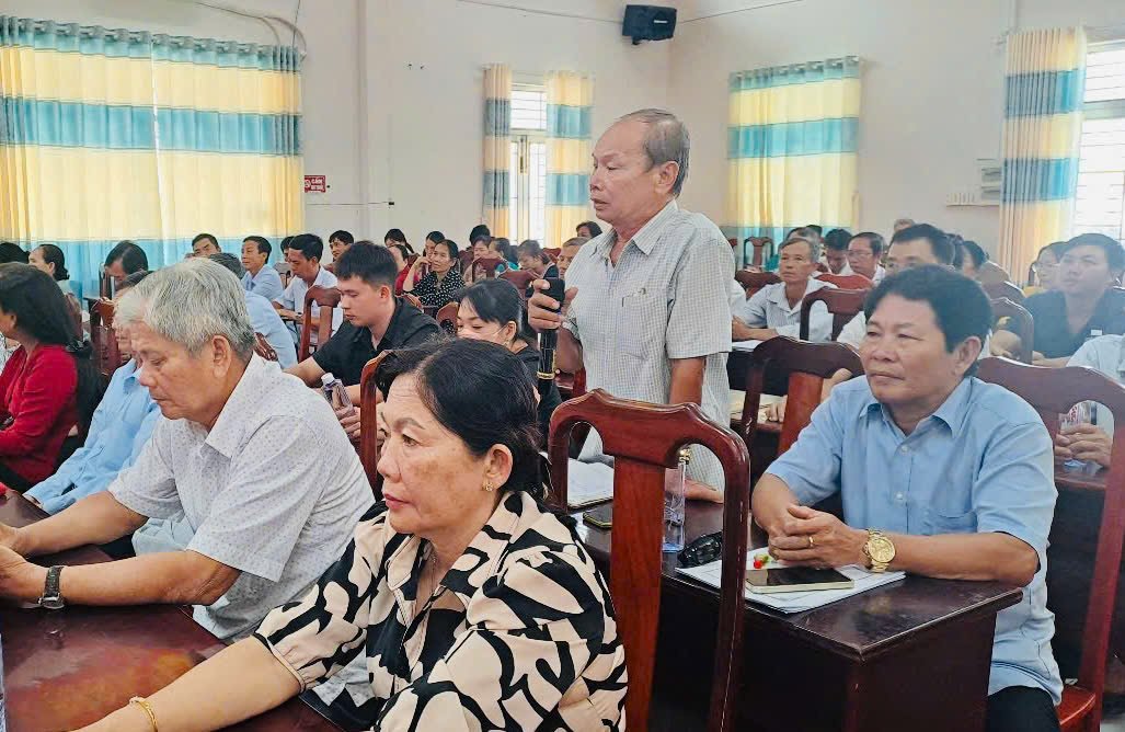 Nhân dân tham gia đóng góp ý kiến tại Hội nghị.