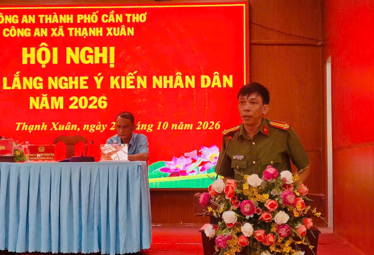 Đồng chí Trung Nguyễn Hoàng Duy, Trưởng Công an xã tiếp thu, giải đáp các ý kiến, kiến nghị của người dân.
