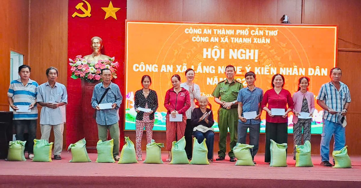 Đồng chí Đại tá Lê Hùng Cường, Trưởng phòng PC06 và Đồng chí Phạm Thị Thuỳ Dung, UVBCH Đảng bộ thành phố, Bí thư Đảng ủy, Chủ tịch HĐND xã trao quà cho các hộ dân.