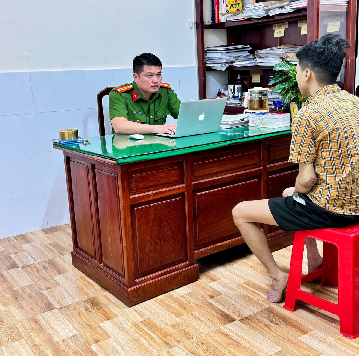 ảnh: Đối tượng đang làm việc với cơ quan Công an xã Thạnh Hòa.