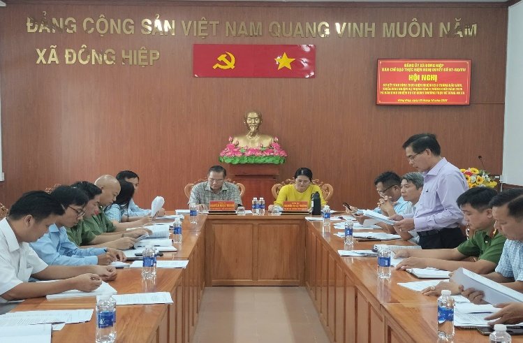 Đại diện Ban Thường vụ Đảng ủy xã thông qua chương trình Hội nghị.