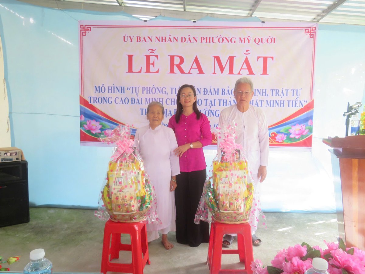 Đồng chí Nguyễn Hồng Duyên, Phó Chủ tịch UBND phường trao tặng quà cho chức sắc, chức việc và tín đồ Thánh thất Minh Tiên.
