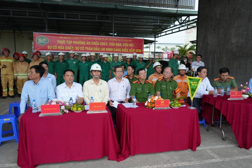 Đại diện Công an thành phố, các sở, ngành, đơn vị phối hợp và Ban Giám đốc doanh nghiệp tham dự, chỉ đạo buổi thực tập