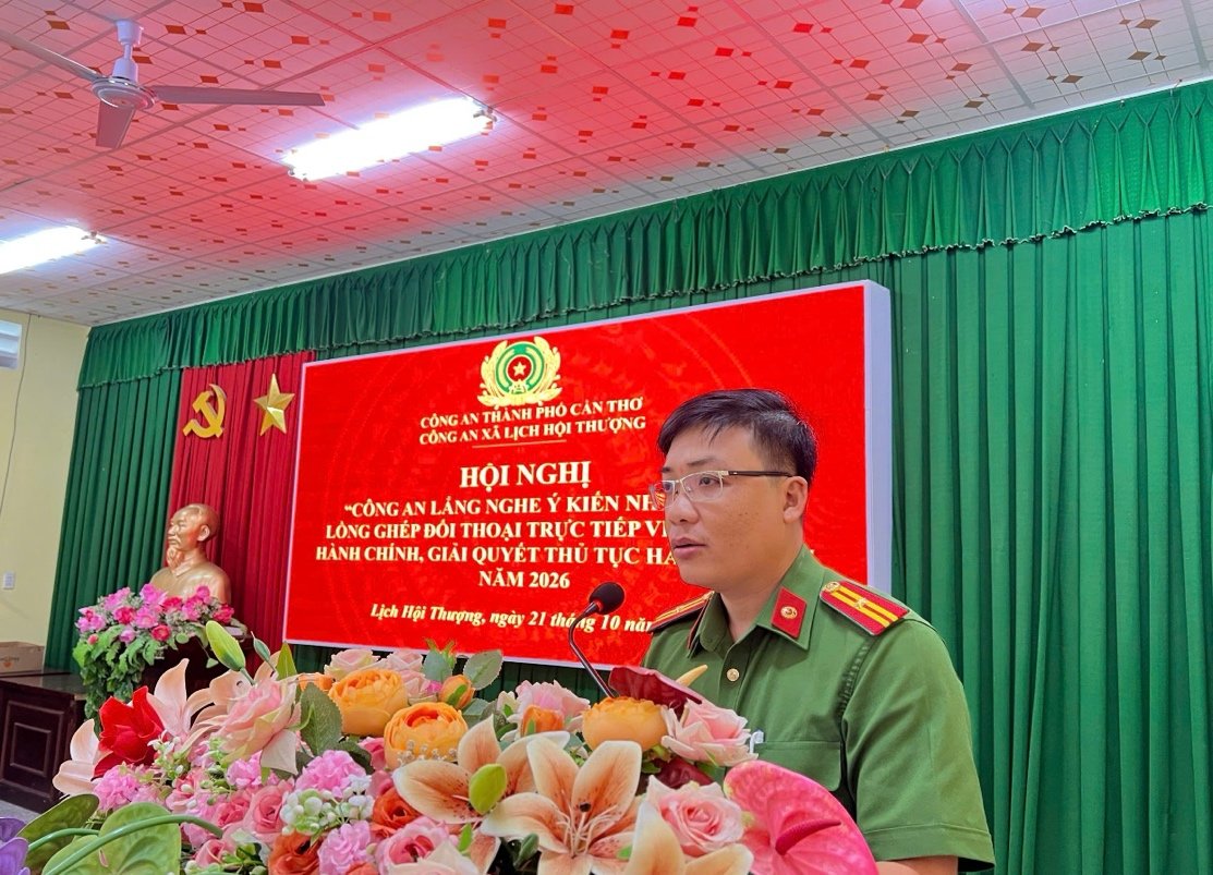 Thiếu tá Nguyễn Lê Đăng, Phó Trưởng Công an xã, báo cáo kết quả công tác xây dựng phong trào toàn dân bảo vệ an ninh Tổ quốc và giải quyết thủ tục hành chính năm 2026.