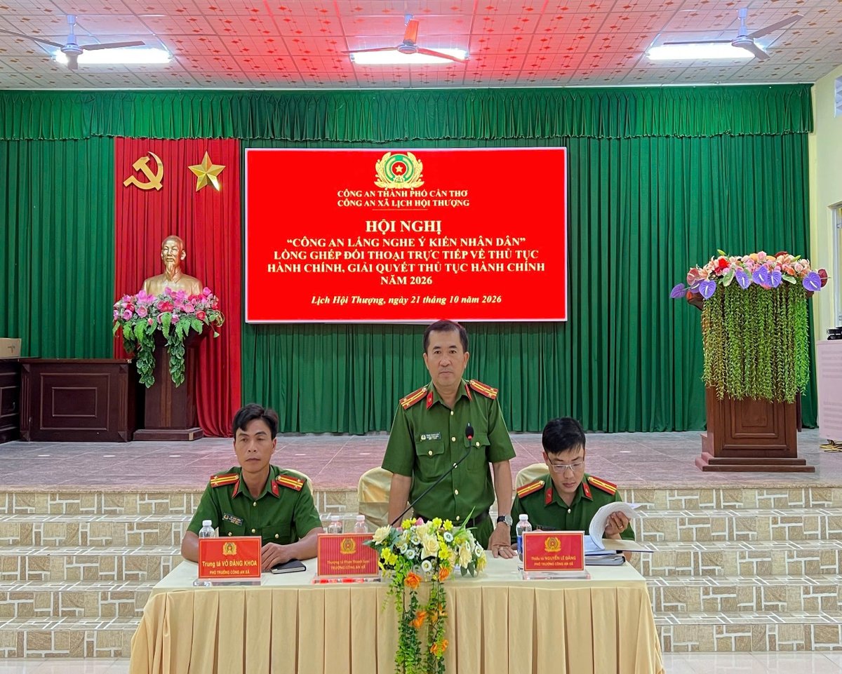 Thượng tá Phan Thanh Sơn, Trưởng Công an xã trả lời đối thoại bà con và cơ quan, doanh nghiệp.
