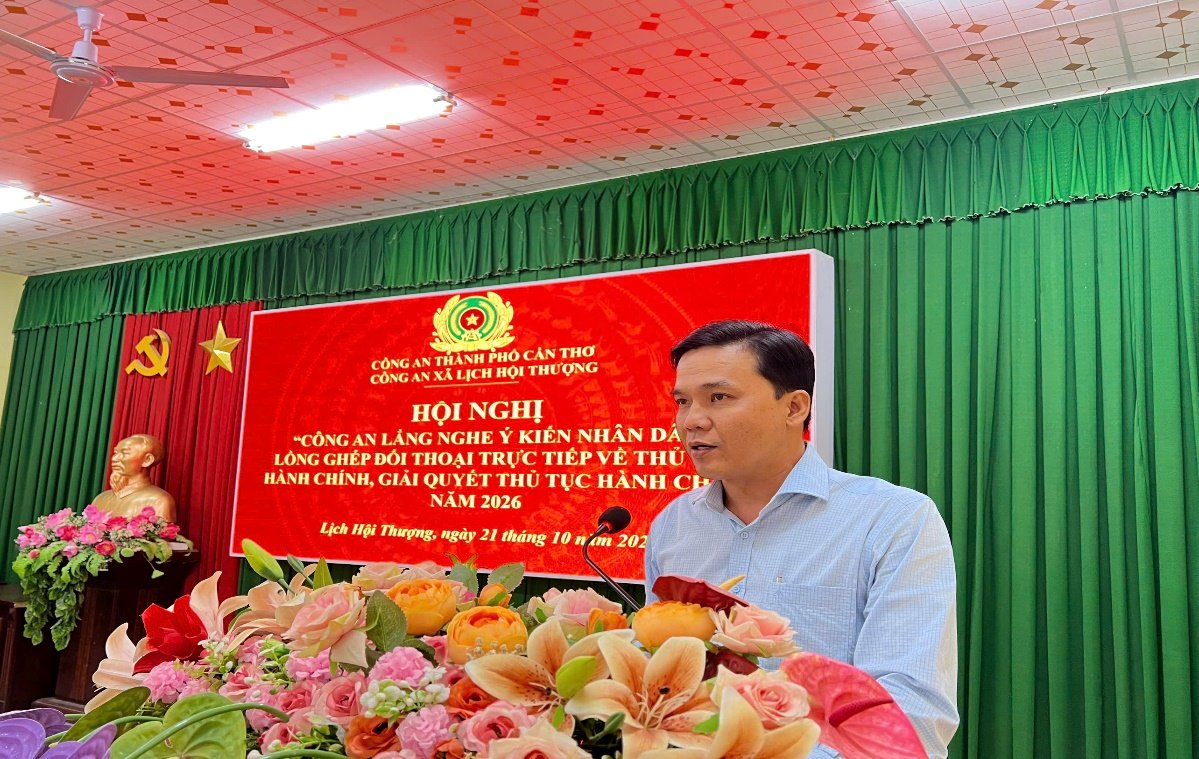 Đồng chí Trần Minh Nhẫn, Chủ tịch Ủy ban nhân dân xã, phát biểu chỉ đạo tại hội nghị.