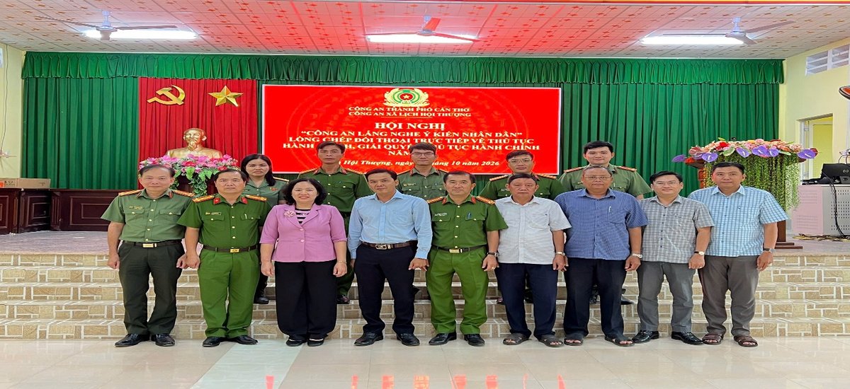 Các đại biểu chụp ảnh lưu niệm