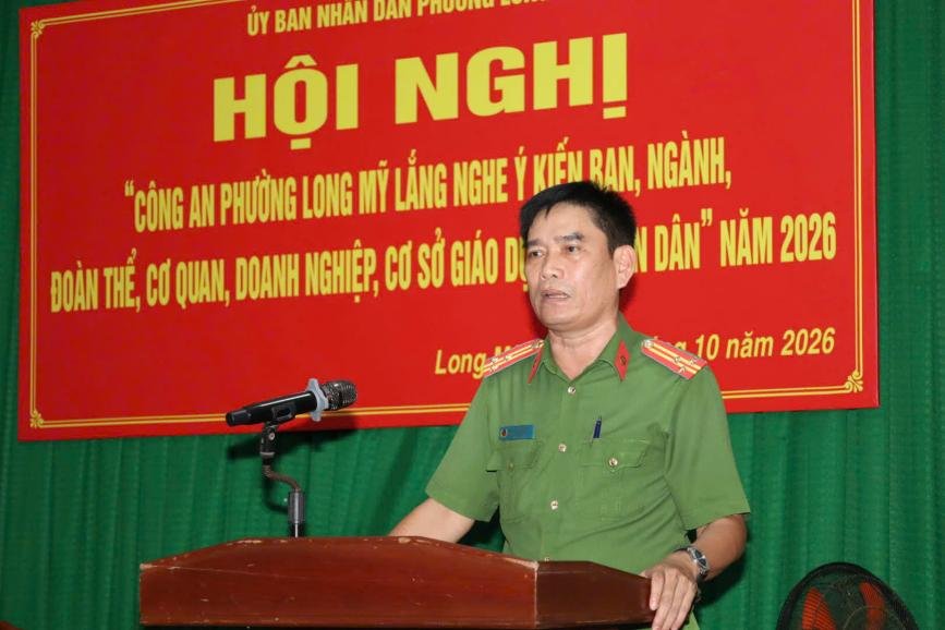 Thượng tá Lê Hoàng Khải, Trưởng Công an phường phát biểu tại hội nghị