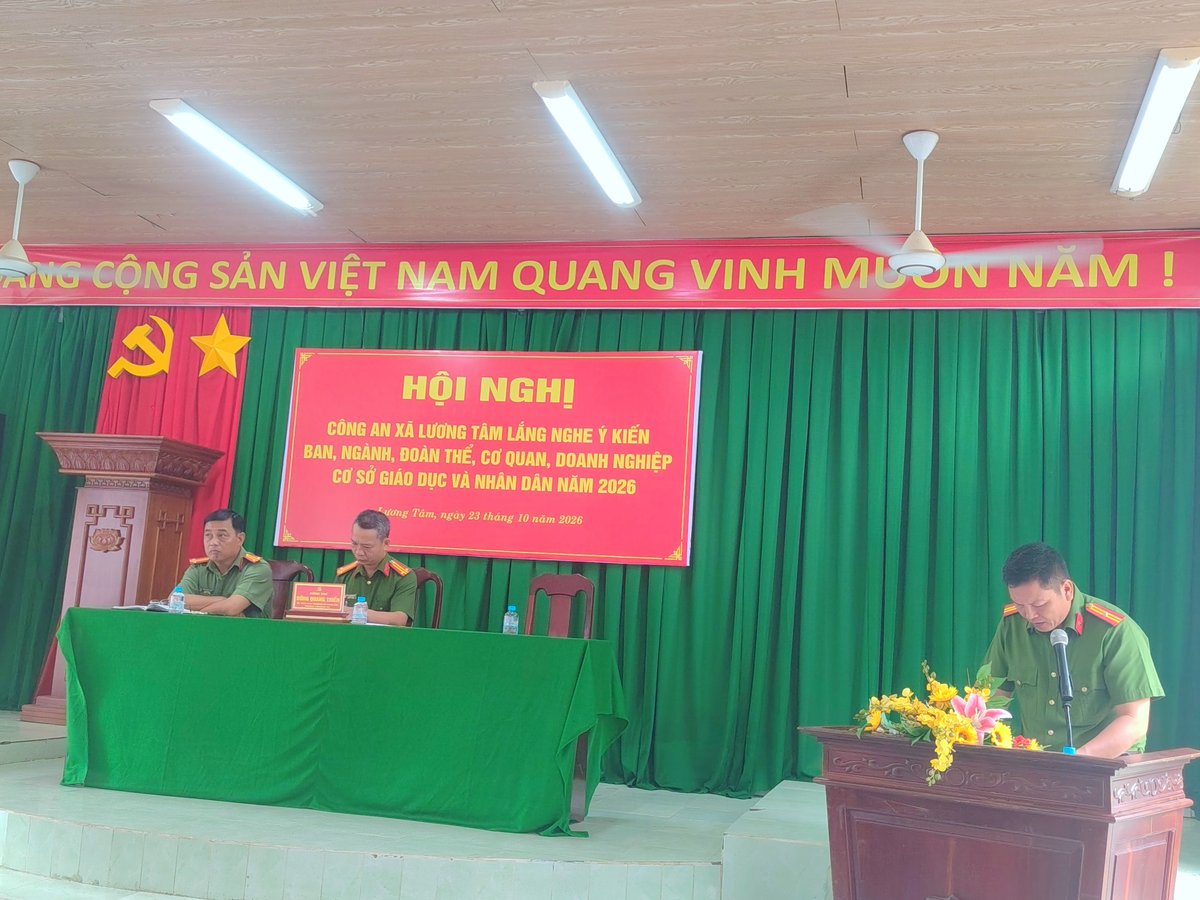 Đồng chí Thiếu tá Đặng Văn Tuân, Phó Trưởng Công an xã thông qua báo cáo.