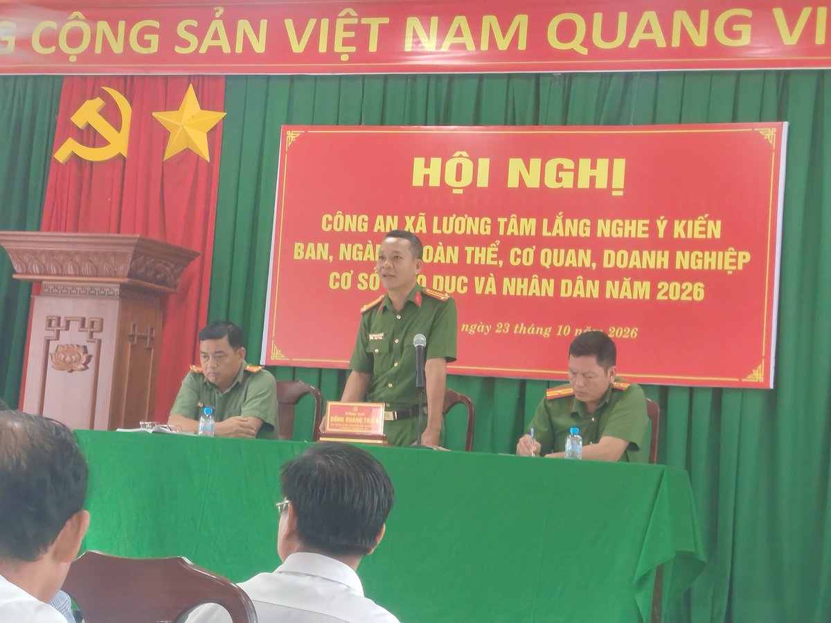 Đồng chí Trung tá Đồng Quang Triển, Trưởng Công an xã giải đáp thắc mắc các ý kiến đóng góp.