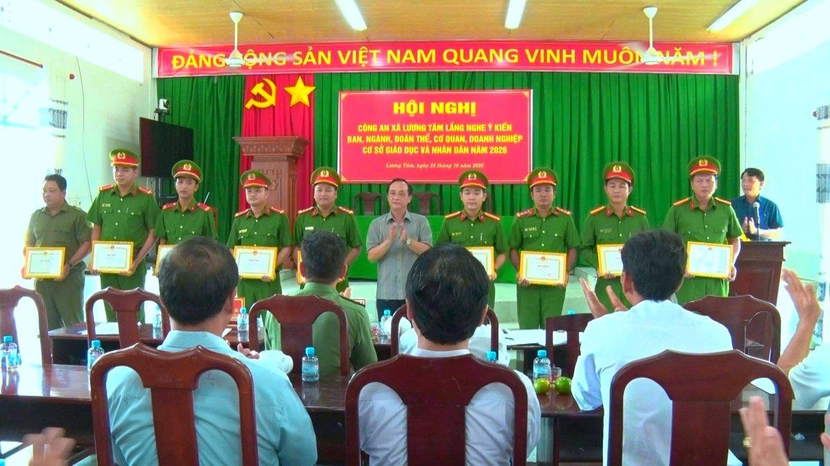 Đồng chí Đoàn Thanh Hải trao Giấy khen cho các cá nhân được khen thưởng.