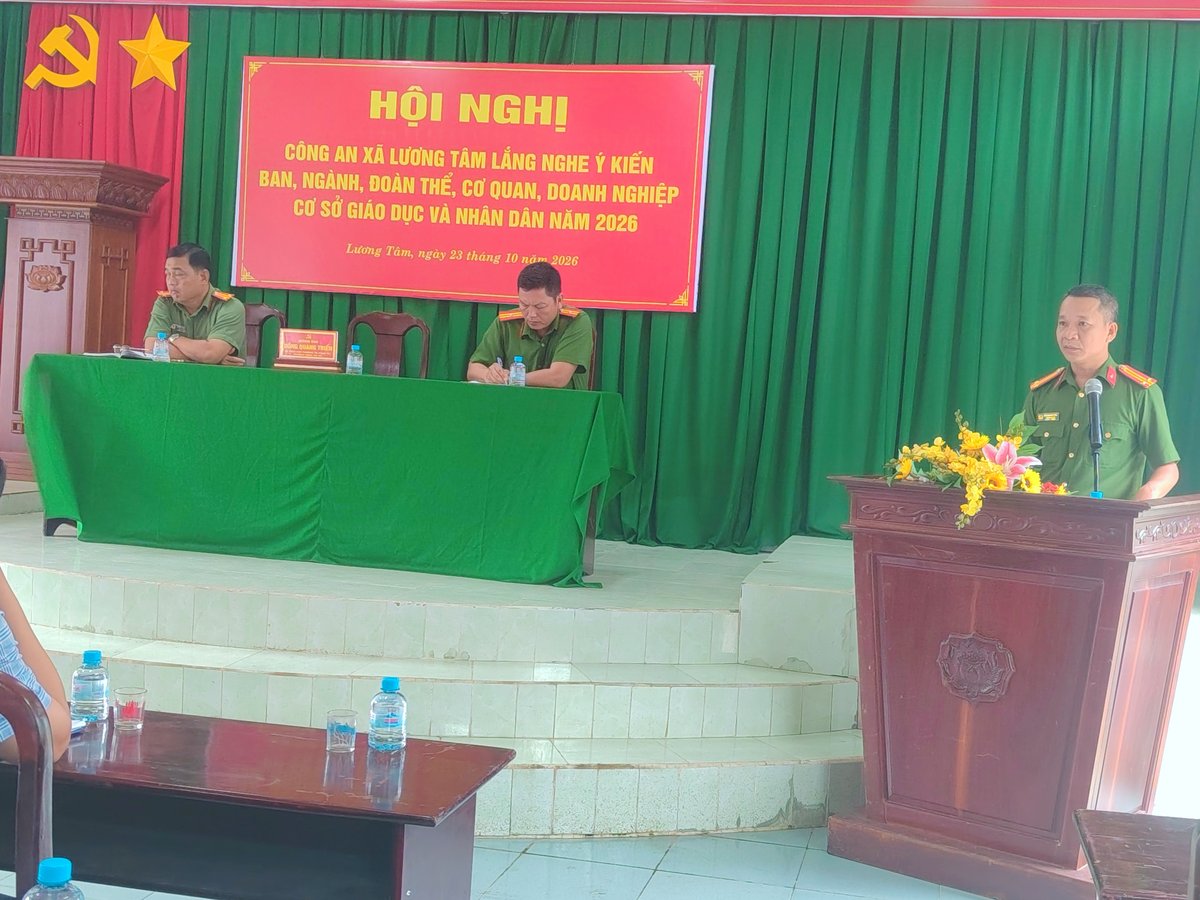 Đồng chí Trung tá Đồng Quang Triển, Trưởng Công an xã tiếp thu ý kiến