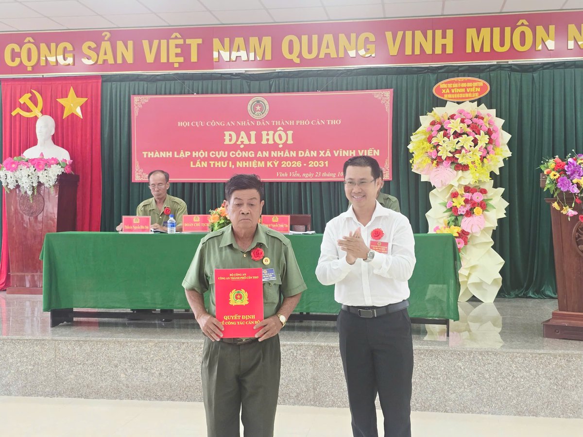 Đồng chí Hồ Hữu Tài Phó Chủ tịch UBND xã trao quyết định thành lập Hội cựu Công an nhân dân.