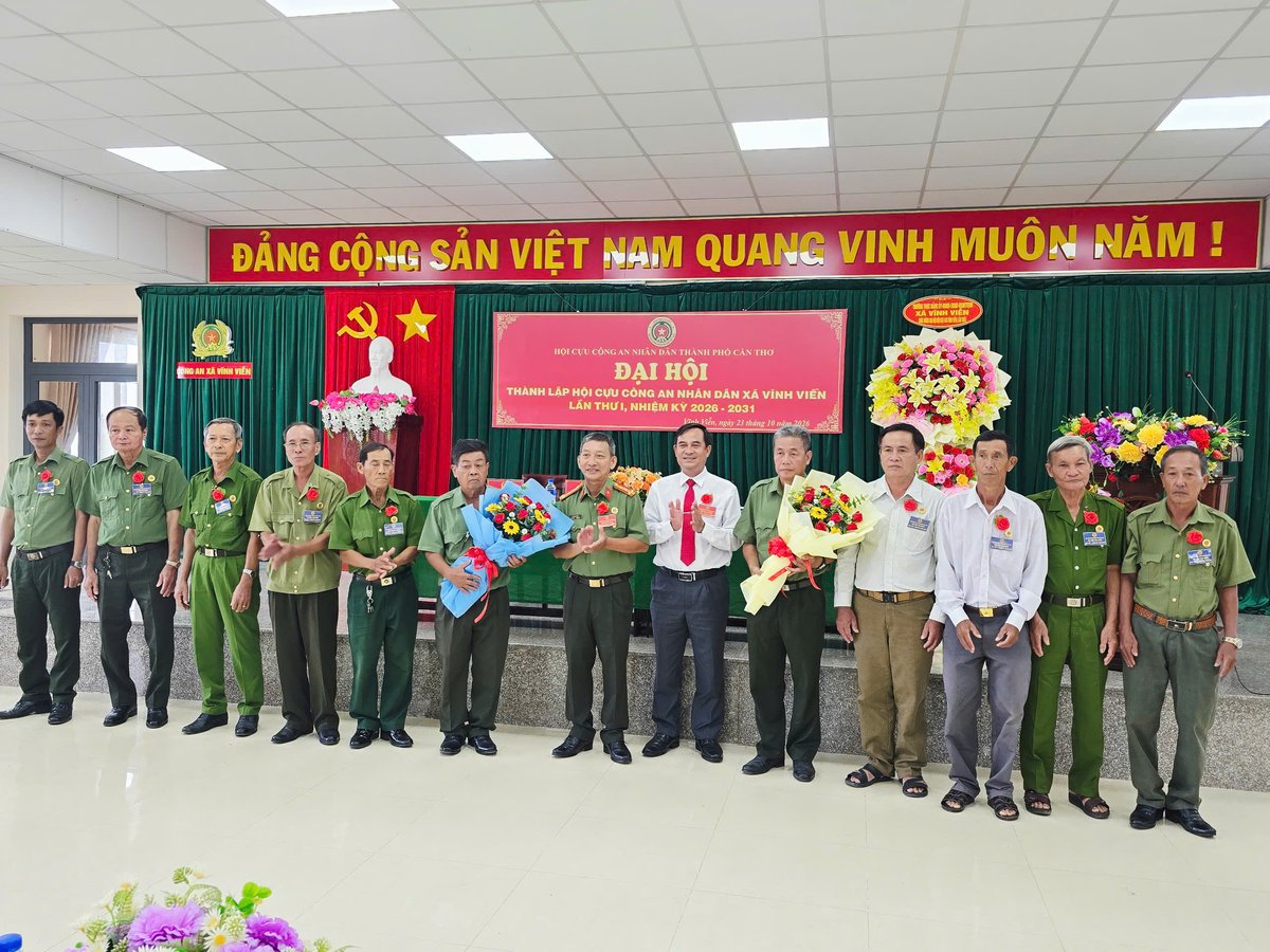 Đồng chí Đại tá Lê Văn Điểm Phó Chủ tịch Hội Cựu CAND thành phố Cần Thơ và đồng chí Võ Bá Phúc Phó Bí thư Thường trực Đảng ủy xã trao hoa cho Ban lãnh đạo Hội cựu CAND xã Vĩnh Viễn.
