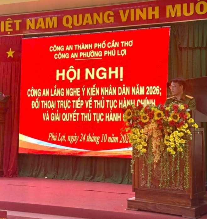 Đồng chí Trung tá Trần Thái Long, Trưởng Công an phường Phú Lợi, giải đáp các ý kiến của Nhân dân tại hội nghị.