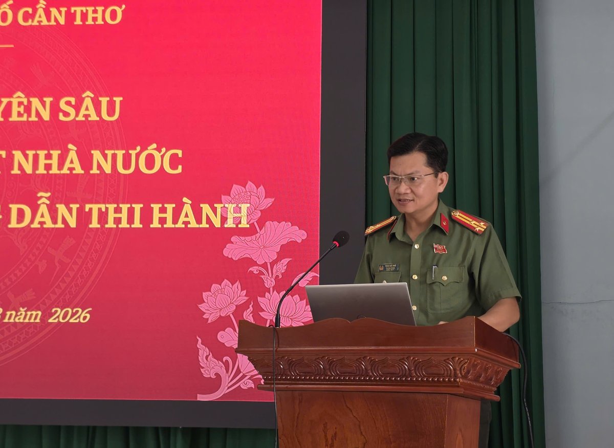 Thượng tá Trịnh Đức Nhỏ, Trưởng phòng An ninh chính trị nội bộ, Công an thành phố Cần Thơ báo cáo tại hội nghị.