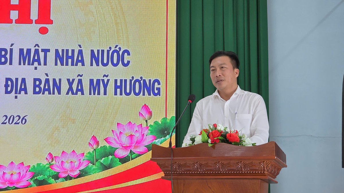 Đồng chí Lương Quốc Vũ, Ủy viên BTV Đảng ủy, Phó Chủ tịch thường trực Ủy ban nhân dân xã phát biểu tại Hội nghị