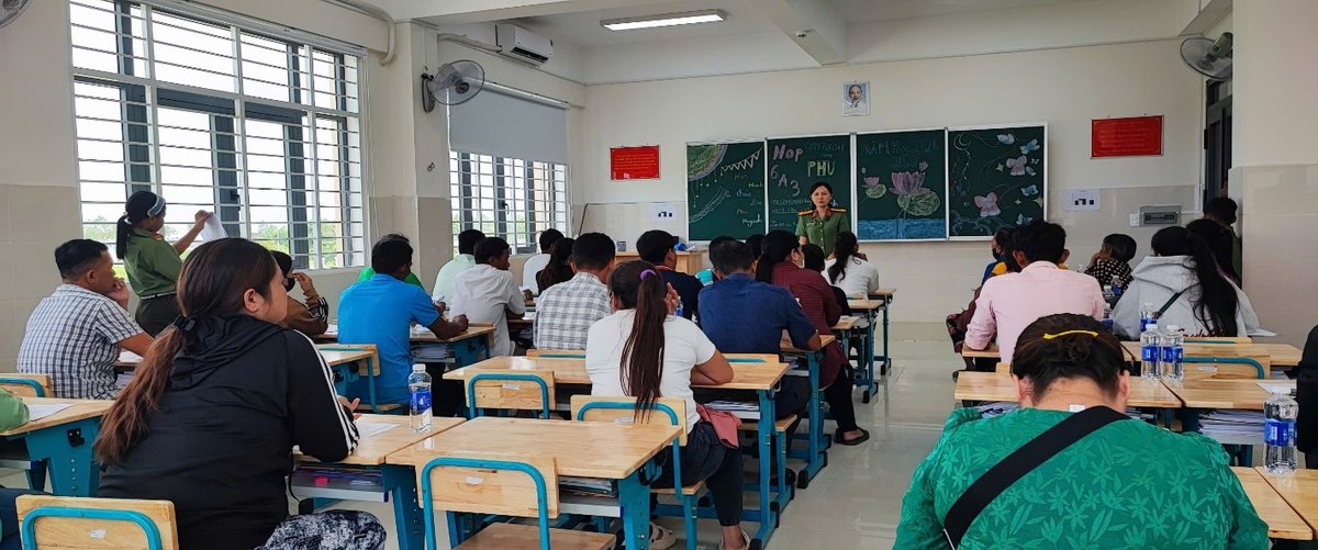 Phụ huynh học sinh dự họp cùng giáo viên chủ nhiệm các lớp