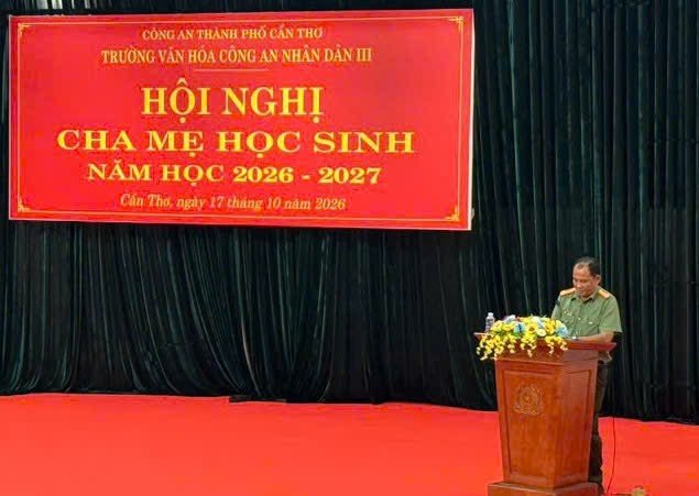 Thượng tá Trần Văn Tiển - Bí thư Đảng uỷ, Hiệu trưởng Nhà trường phát biểu tại Hội nghị