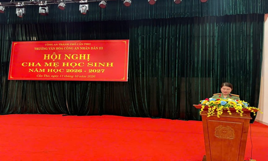 Tổ quản lý học sinh phát biểu tại hội nghị