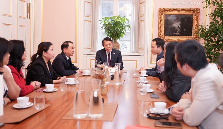 Bộ trưởng Lương Tam Quang tiếp một số chuyên gia, trí thức, các nhà khoa học Việt Nam đang làm việc tại Đan Mạch, Iceland và phía Nam Thuỵ Điển (ảnh: Trí Trung).
