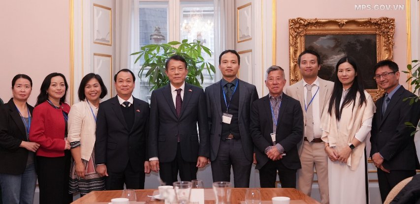 Bộ trưởng Lương Tam Quang và các nhà khoa học, trí thức, các chuyên gia (ảnh: Trí Trung).