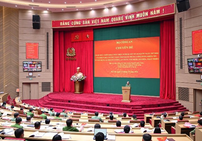 Thiếu tướng Nguyễn Quốc Toản truyền đạt chuyên đề tại Lớp bồi dưỡng.