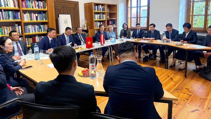Quang cảnh buổi làm việc.