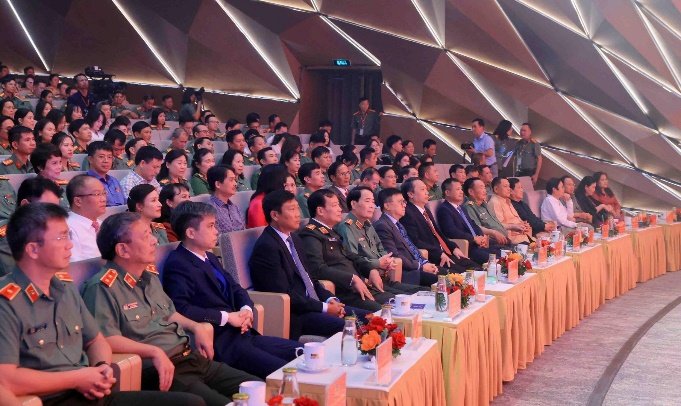 Các đại biểu dự Lễ khai mạc.