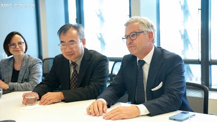 Cao ủy châu Âu về Nội vụ và Di cư Magnus Brunner phát biểu tại cuộc gặp (ảnh: Trí Trung).