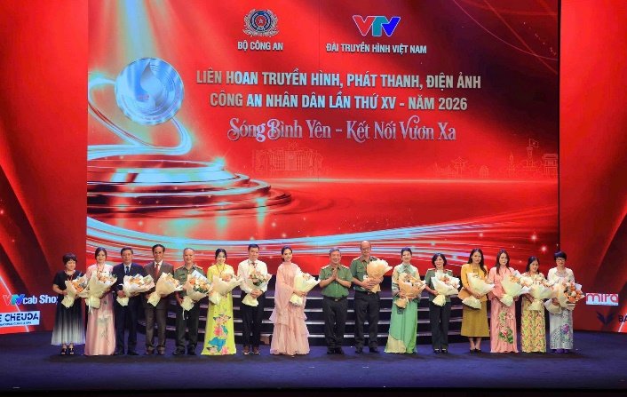 Trung tướng Đỗ Triệu Phong, Cục trưởng Cục Truyền thông CAND, Trưởng Ban Tổ chức Liên hoan tặng hoa cảm ơn các giám khảo.