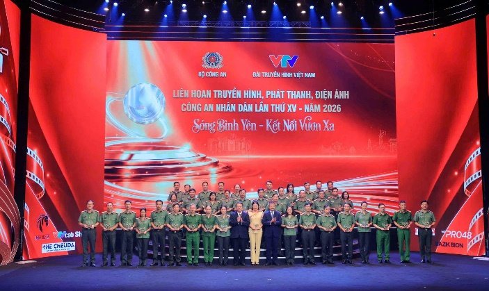 Thứ trưởng Bộ Văn hoá, Thể thao và Du lịch Nguyễn Huy Dũng cùng Phó Tổng Giám đốc Đài Truyền hình Việt Nam Đỗ Đức Hoàng tặng Kỷ niệm chương cho các đơn vị.