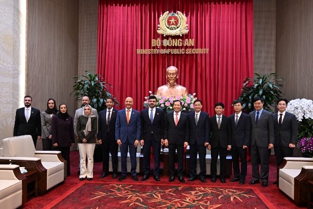 Các đại biểu chụp ảnh lưu niệm.