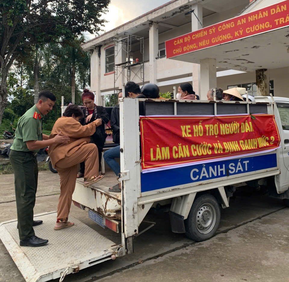 Công an xã Hiệp Hưng đưa, đón người cao tuổi đến cơ quan làm căn cước.
