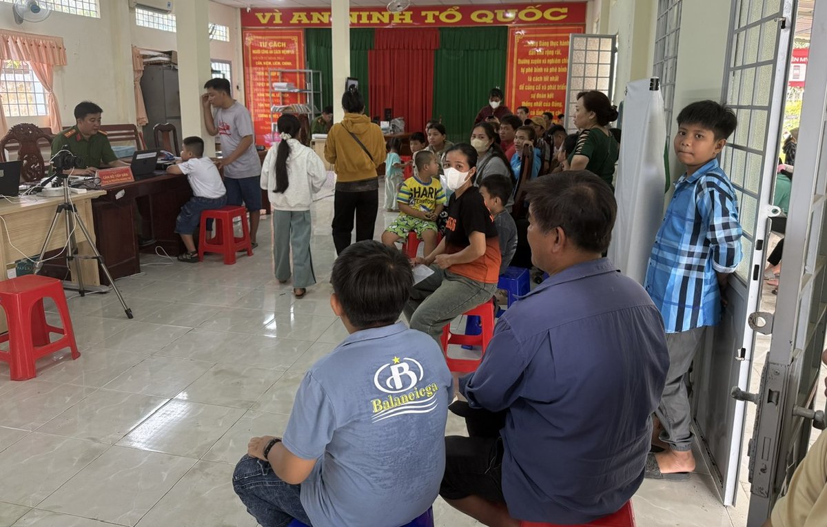 Quang cảnh đón tiếp bà con tại trụ sở Công an xã.