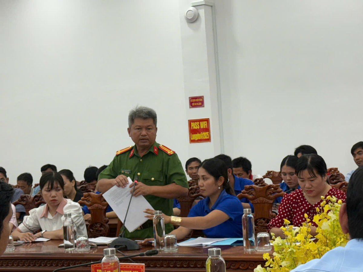 Đồng chí Trung tá Nguyễn Đức Tài, Phó Trưởng Công an xã thông qua tóm tắt kết của công tác của lực lượng Công an.