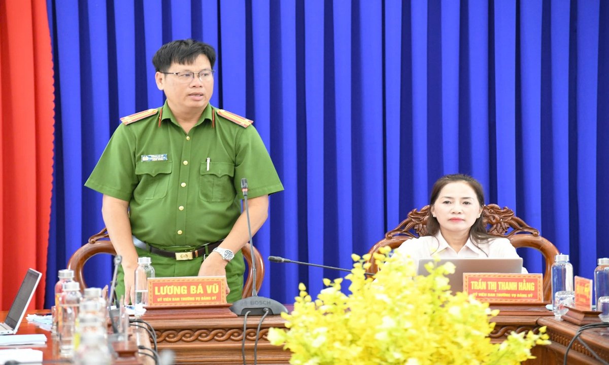 Đồng chí Trung tá Lương Bá Vũ, Ủy viên Ban Thường vụ, Trưởng Công an xã phát biểu tại Hội nghị.