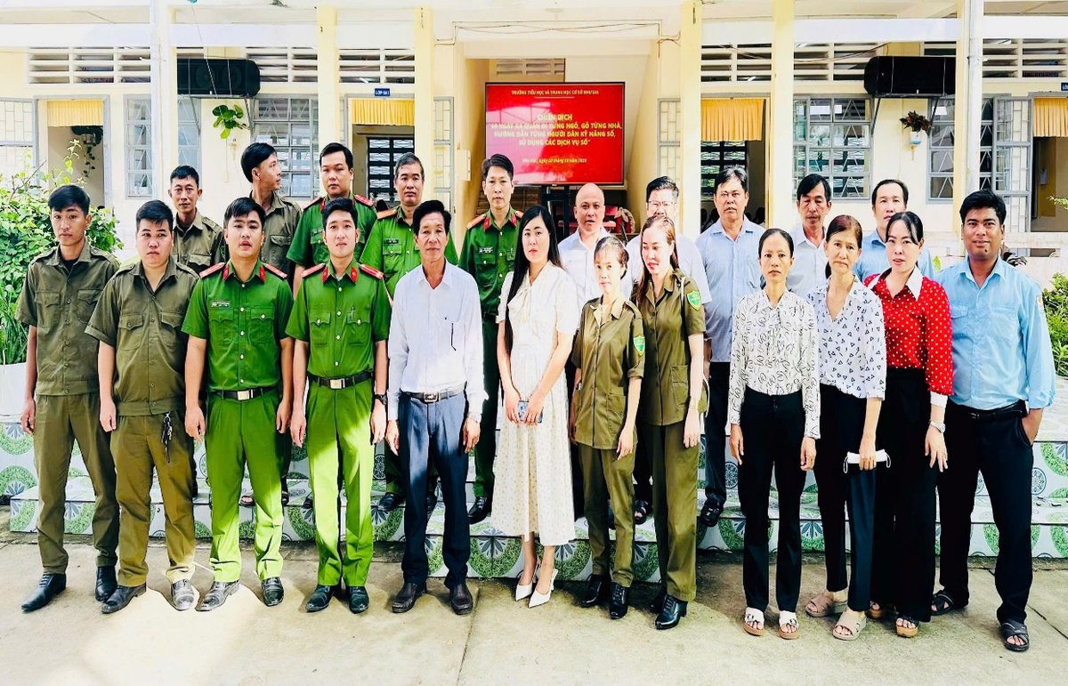 ảnh Công an xã phối hợp với Trường Tiểu học và Trung học cơ sở Nhu Gia.