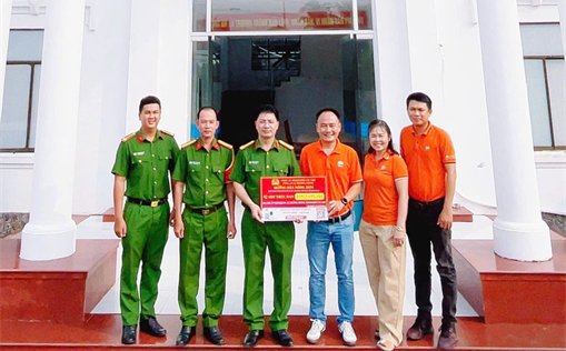 Công an cơ sở phối hợp với đơn vị viễn thông triển khai bảng thông tin, góp phần nâng cao nhận thức và khuyến khích người dân tích cực tố giác tội phạm.