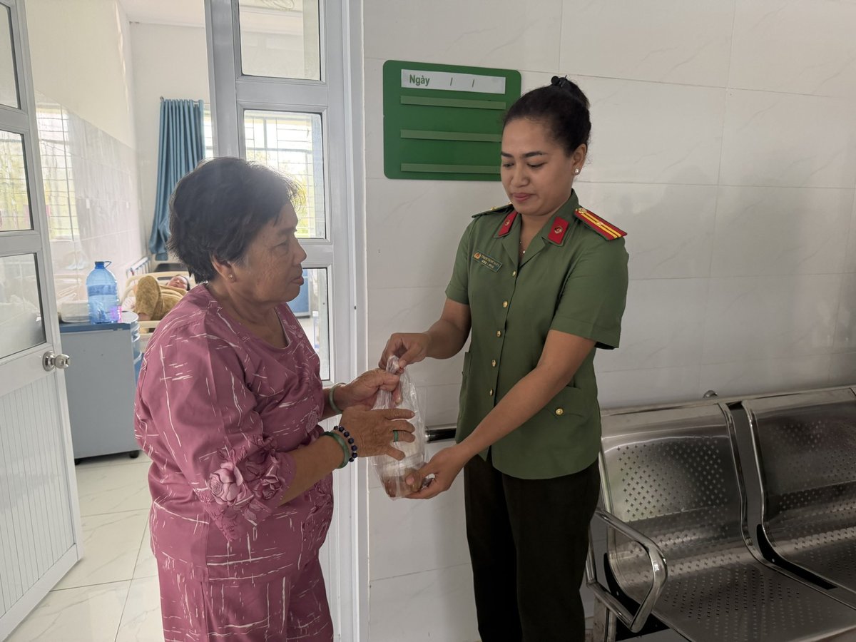 Suất ăn thứ 100 trao tận tay người nhà chăm sóc bệnh nhân.