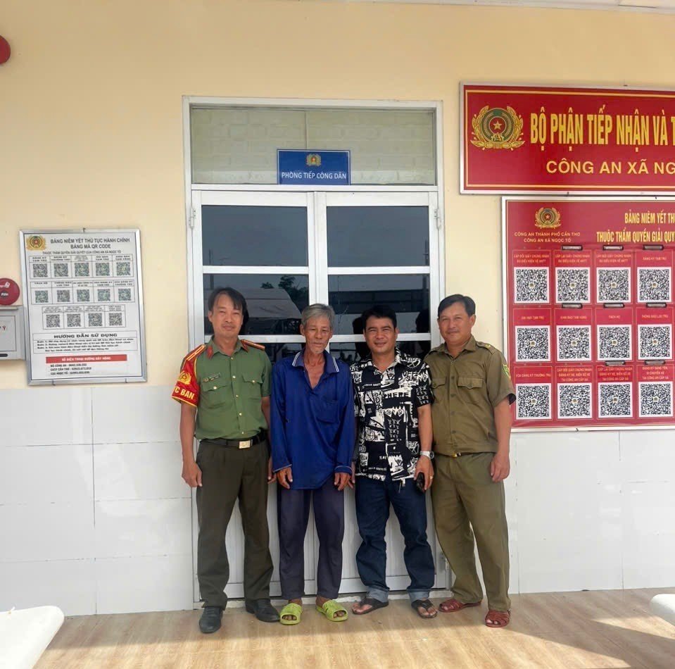 Công an xã Ngọc Tố tiếp nhận, hỗ trợ người đàn ông đi lạc.
