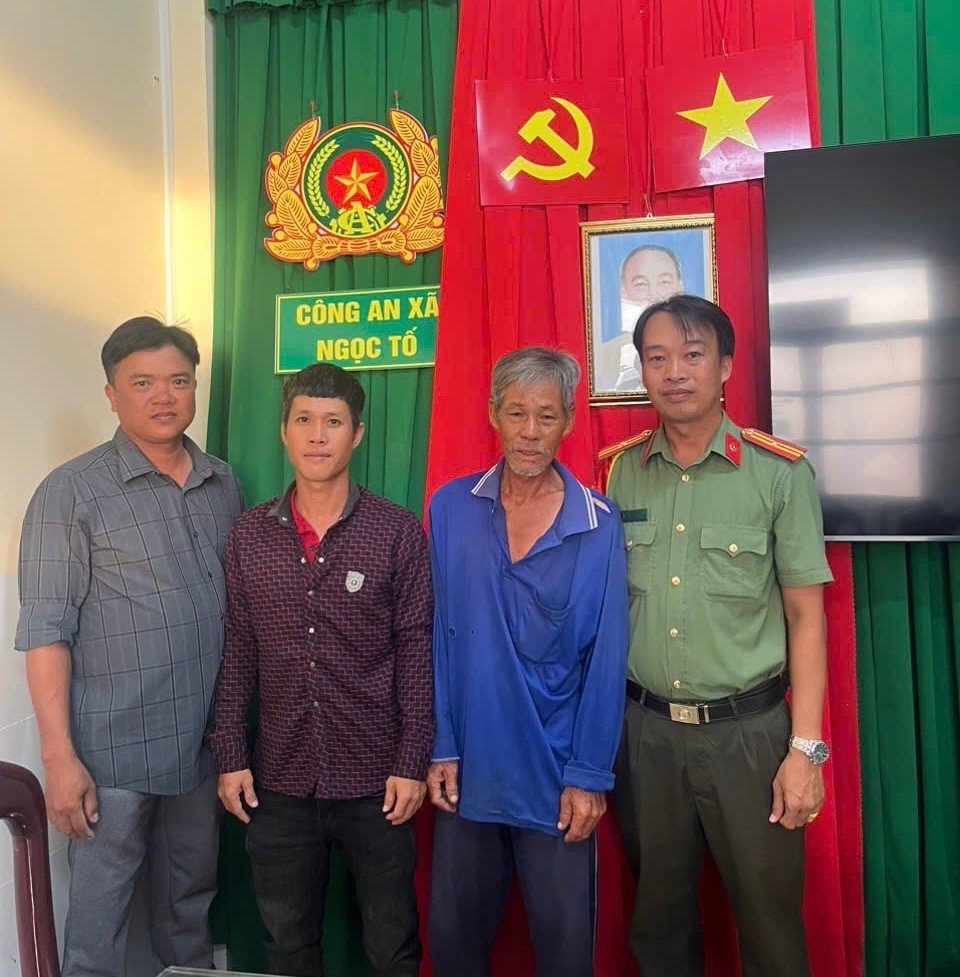 Gia đình đến trụ sở Công an xã Ngọc Tố đón người thân trở về.
