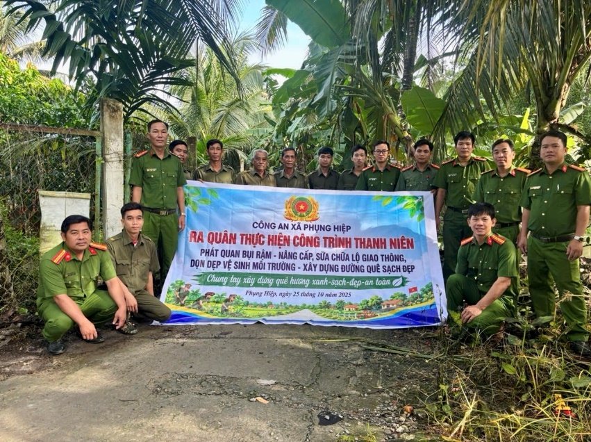 Công an xã Phụng Hiệp cùng lực lượng tham gia bảo vệ ANTT ở cơ sở tại lễ ra quân sửa chữa tuyến đường giao thông ấp Thắng Mỹ.