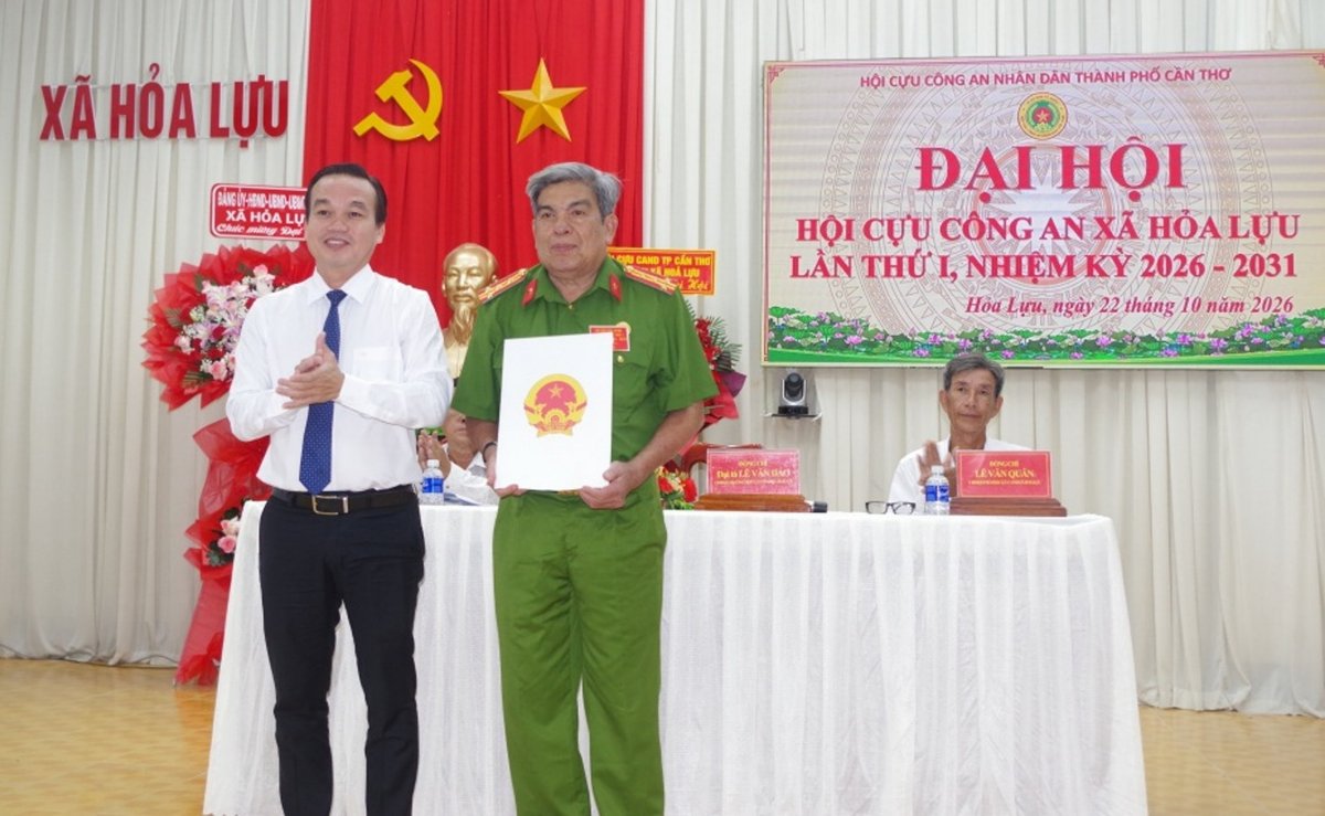 Đồng chí Võ Tứ Phương, Phó Chủ tịch Thường trực Ủy ban nhân dân xã trao Quyết định cho phép thành lập Hội Cựu Công an nhân dân xã Hỏa Lựu