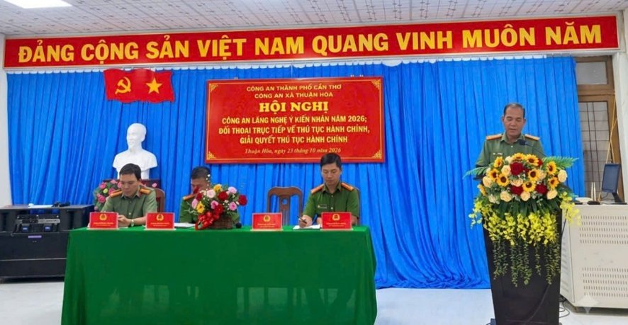 Đồng chí Thượng tá Kim Dũng, Trưởng Công an xã trả lời kiến nghị của đại biểu