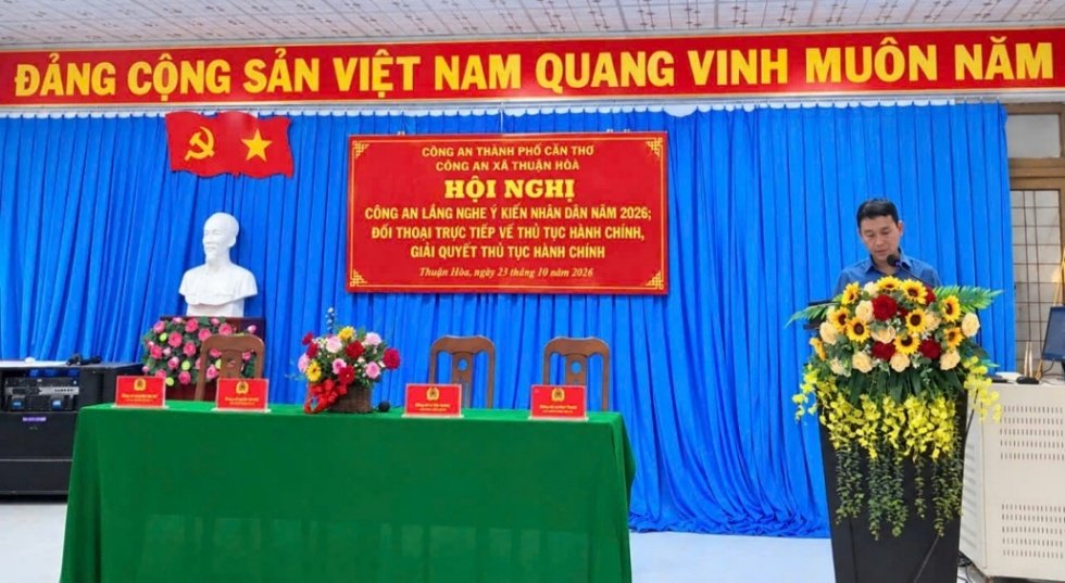 Đồng chí Trần Minh, Phó Chủ tịch UBND xã phát biểu chỉ đạo tại hội nghị